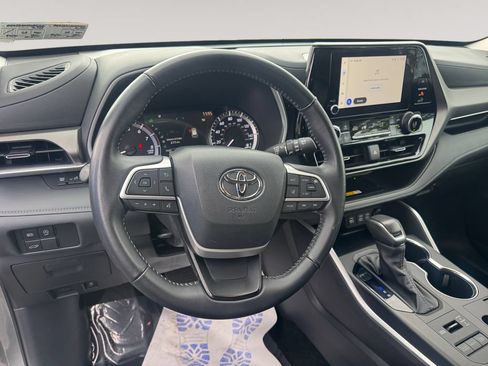 Used 2025 Toyota Highlander XLE AWD/4WD image 12