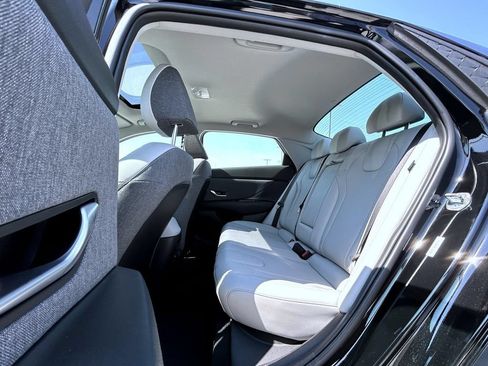 Used 2025 Hyundai Elantra Limited FWD image 21