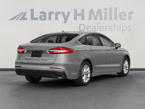 Used 2019 Ford Fusion SE FWD image 2
