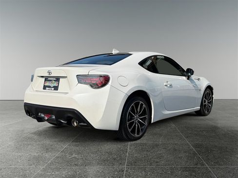 Used 2017 Toyota 86 RWD image 6