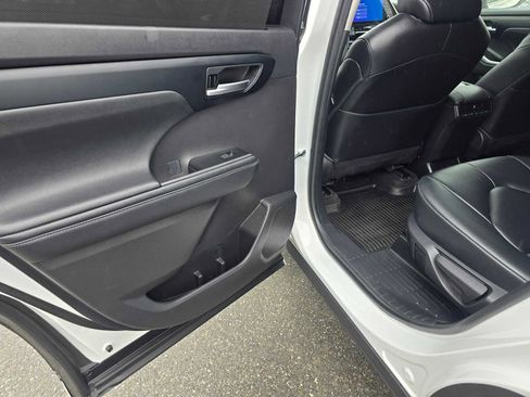 Used 2023 Toyota Highlander XLE FWD image 16