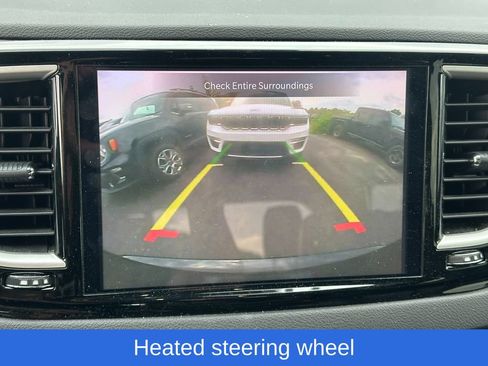 Used 2025 Chrysler Pacifica Select FWD image 12