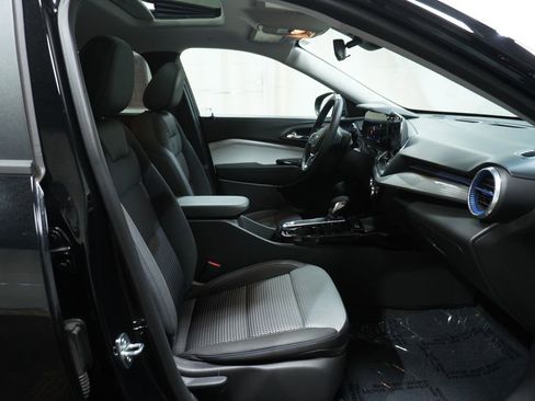 Used 2024 Chevrolet Trax LT w/ Sunroof Package FWD image 12