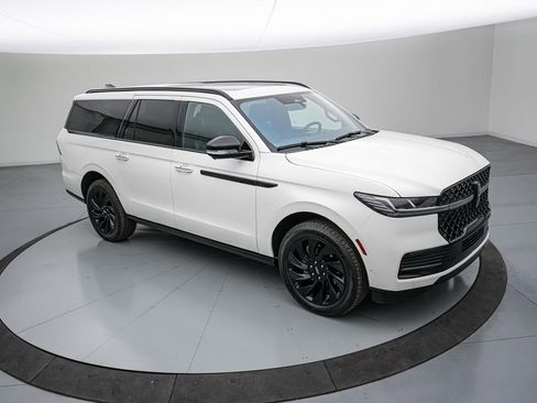 Used 2025 Lincoln Navigator L Reserve w/ Jet Appearance Package image 2