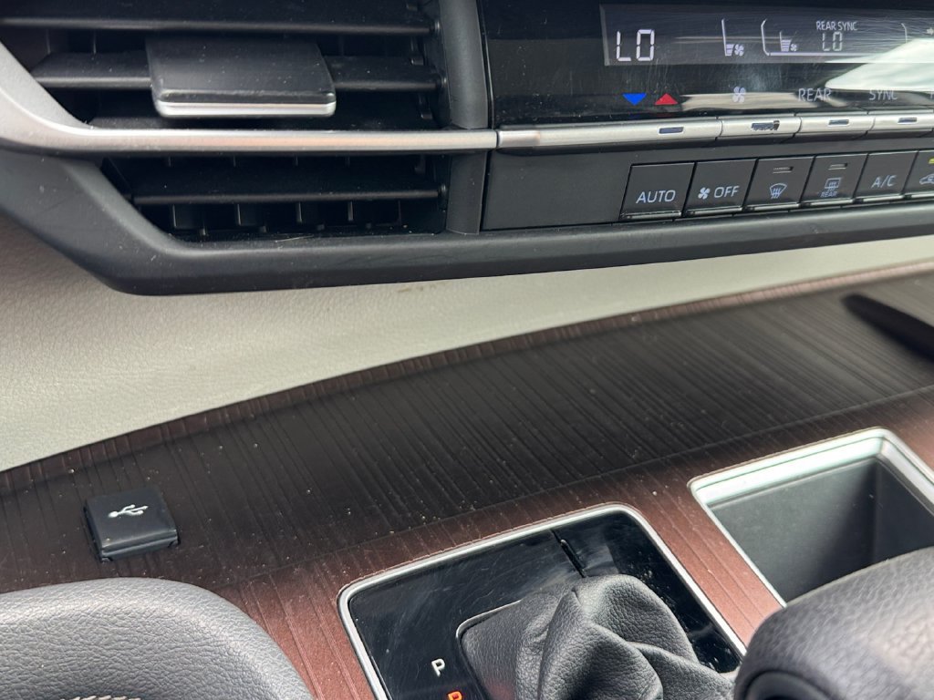 Used 2023 Toyota Sienna LE AWD/4WD image 24
