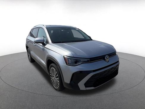 Used 2025 Volkswagen Taos SE FWD image 2