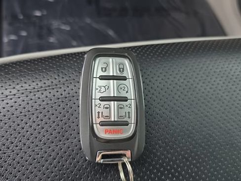 Used 2023 Chrysler Pacifica Limited AWD/4WD image 30