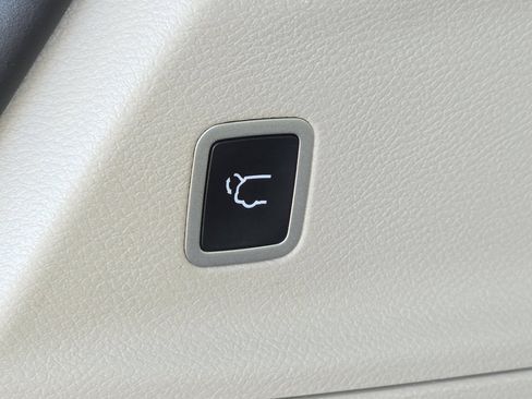 Used 2019 Chrysler Pacifica Touring-L Plus w/ Advanced Safetytec Group FWD image 19