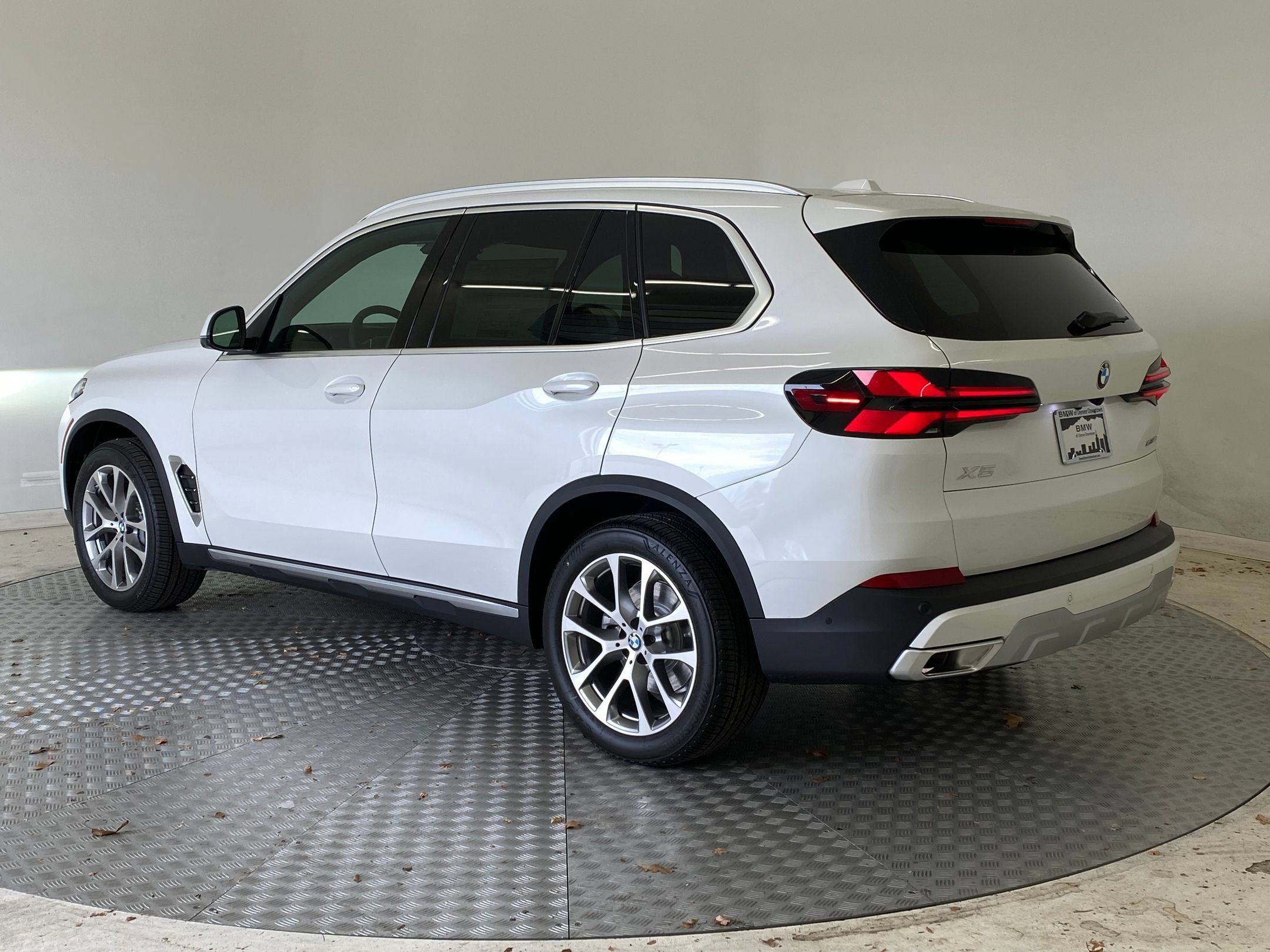 Used 2026 BMW X5 xDrive40i w/ Premium Package AWD/4WD image 3