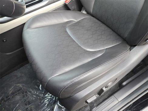 Certified 2024 Kia Carnival EX image 12