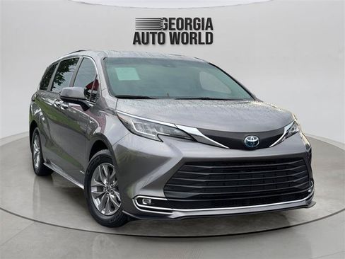 Used 2021 Toyota Sienna XLE FWD image 2