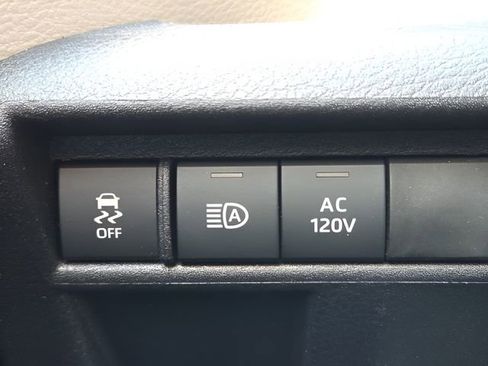 Used 2025 Toyota Sienna Limited image 25