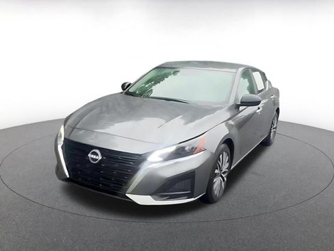 Used 2025 Nissan Altima 2.5 SV FWD image 7