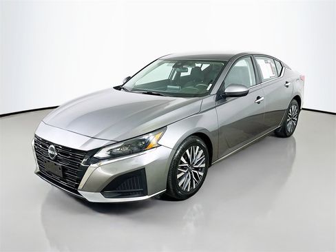 Used 2023 Nissan Altima 2.5 SV image 3