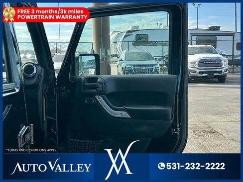 Used 2018 Jeep Wrangler Unlimited Sahara w/ Connectivity Group AWD/4WD image 16