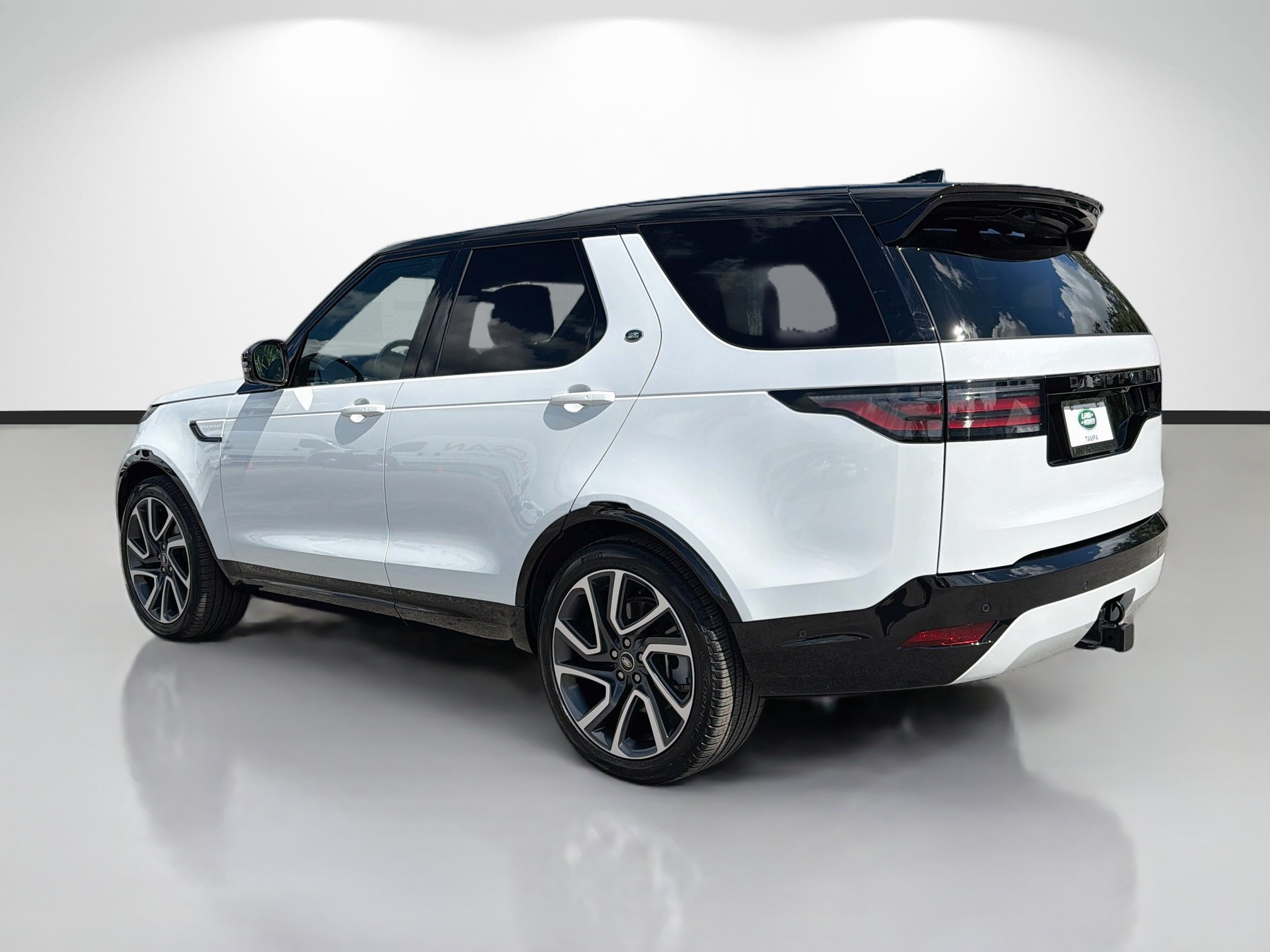 Used 2025 Land Rover Discovery Dynamic SE AWD/4WD image 3