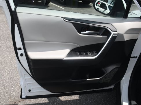 Used 2024 Toyota RAV4 XLE w/ Convenience Package FWD image 10