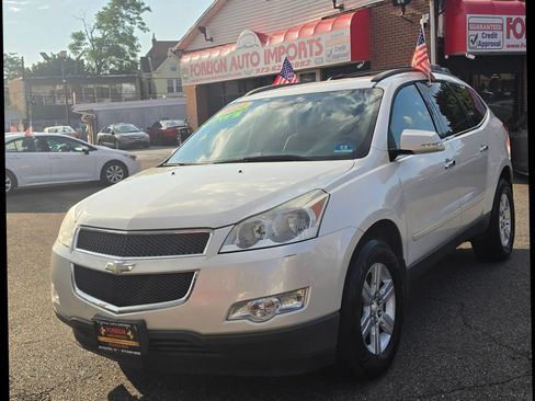 Used 2011 Chevrolet Traverse LT w/ Personal Connectivity Package FWD image 2