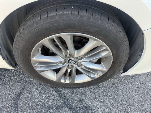 Used 2015 Toyota Camry SE w/ Moonroof Package FWD image 21