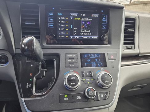 Used 2017 Toyota Sienna XLE image 14