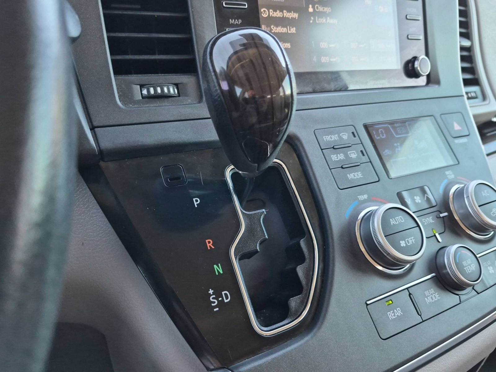 Used 2019 Toyota Sienna XLE w/ XLE Navigation Package FWD image 22