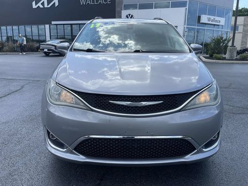 Used 2017 Chrysler Pacifica Touring-L FWD image 2