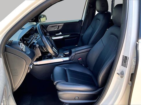 Used 2021 Mercedes-Benz GLB 250 4MATIC w/ Premium Package image 7