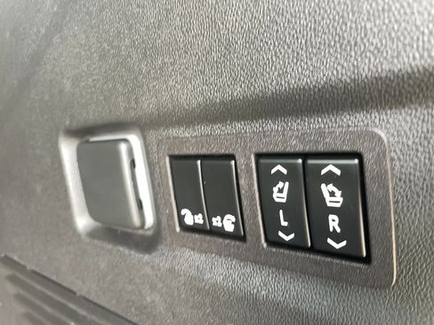 Used 2023 Chevrolet Suburban Premier w/ Advanced Technology Package AWD/4WD image 21
