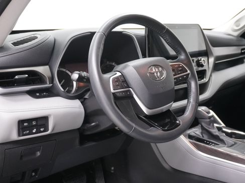 Used 2022 Toyota Highlander Limited image 9