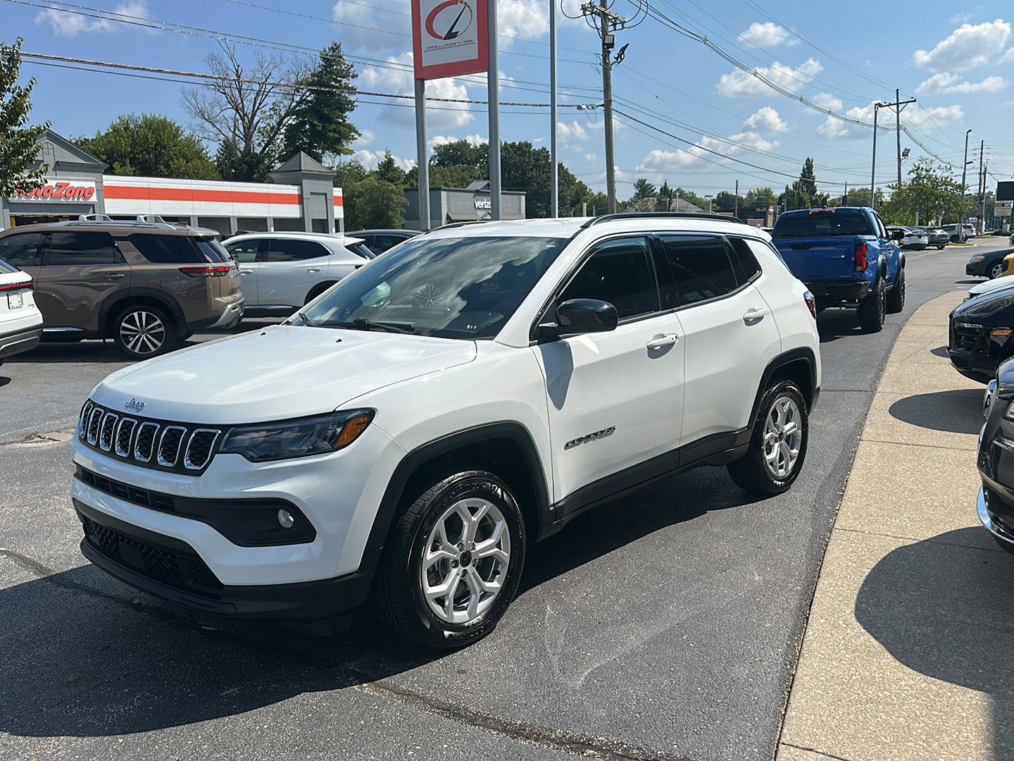 Used 2025 Jeep Compass Latitude w/ Convenience Group AWD/4WD image 5