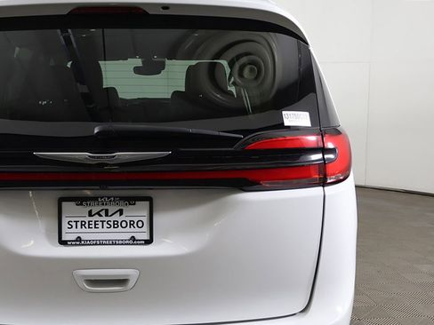 Used 2024 Chrysler Pacifica Touring-L image 17