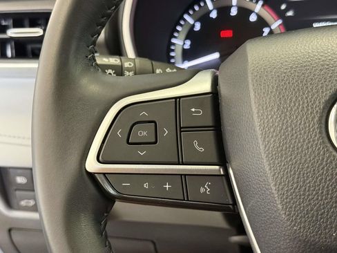 Used 2024 Toyota Highlander XLE AWD/4WD image 34