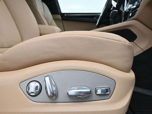 Certified 2026 Porsche Macan AWD/4WD image 15