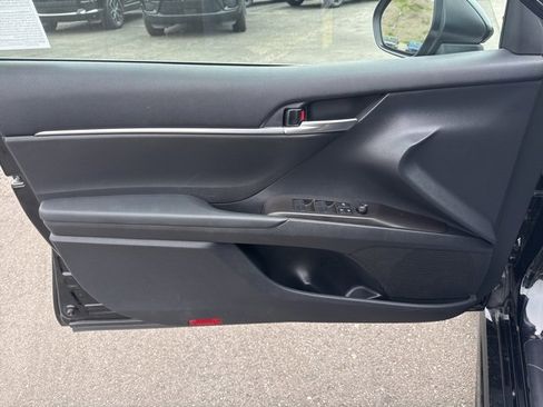 Used 2024 Toyota Camry SE image 11