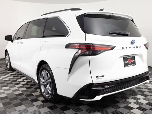 Used 2022 Toyota Sienna XSE AWD/4WD image 5