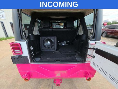 Used 2015 Jeep Wrangler Unlimited Rubicon w/ Connectivity Group AWD/4WD image 6