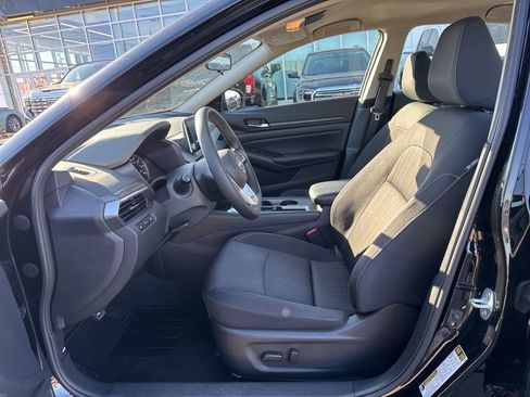 Used 2025 Nissan Altima 2.5 SV FWD image 14