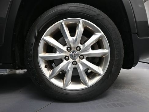 Used 2015 Jeep Cherokee Limited w/ Luxury Group AWD/4WD image 17