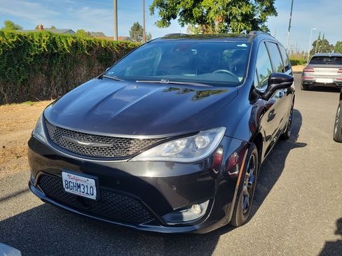 Used 2018 Chrysler Pacifica Limited w/ Advanced Safetytec Group FWD image 3