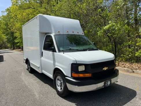 Used 2017 Chevrolet Express 3500 RWD image 2