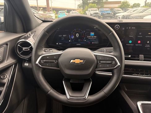Used 2025 Chevrolet Equinox LT w/ Safety and Technology Package FWD image 14