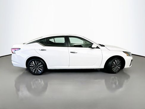 Used 2024 Nissan Altima 2.5 SV w/ SV Premium Package image 8