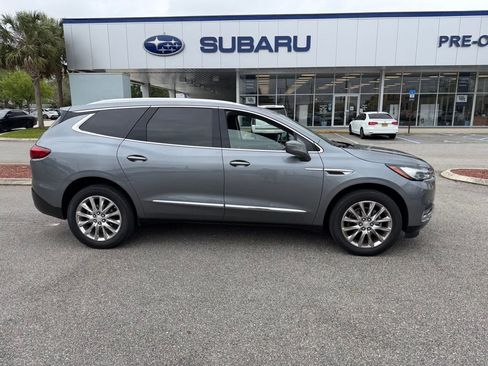 Used 2020 Buick Enclave Essence image 2