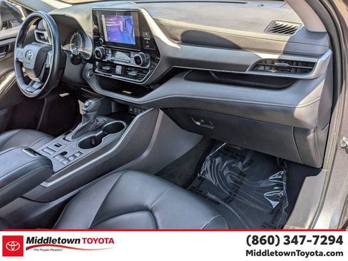Certified 2024 Toyota Highlander XLE AWD/4WD image 37