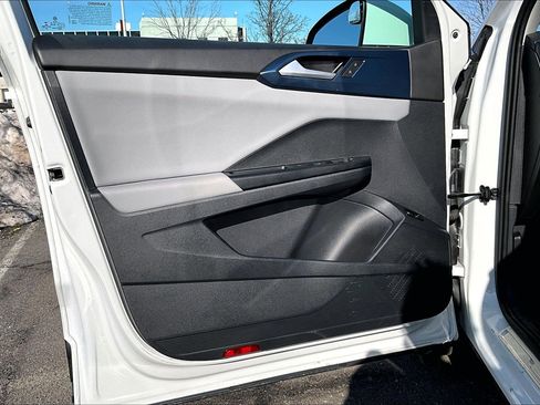 Used 2022 Volkswagen Taos SE w/ Panoramic Sunroof Package image 22