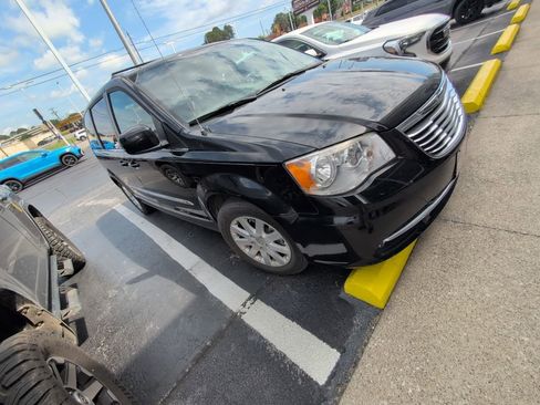 Used 2016 Chrysler Town & Country Touring FWD image 1