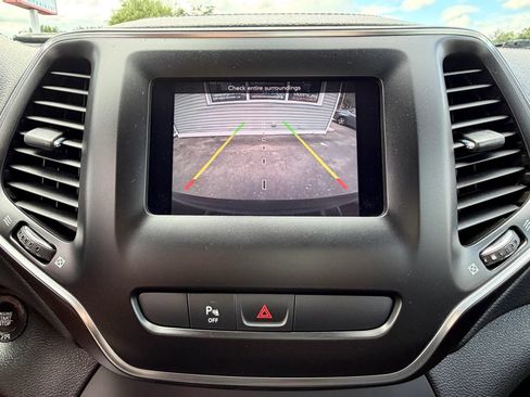 Used 2019 Jeep Cherokee Latitude Plus AWD/4WD image 37