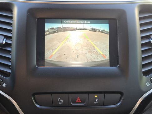Used 2021 Jeep Cherokee Altitude image 20