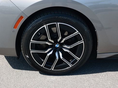 Used 2023 BMW 740i w/ Luxury Rear Seating Package RWD image 12