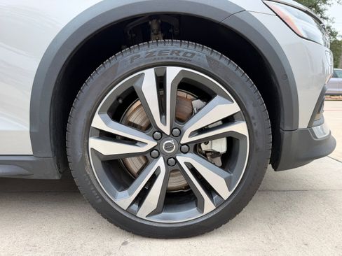 Certified 2025 Volvo V60 B5 Cross Country Plus AWD/4WD image 9